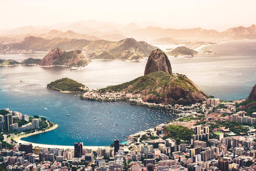 alt_text: Artigo analisa o IOF no Brasil, suas alíquotas e impacto na regulação econômica financeira.
